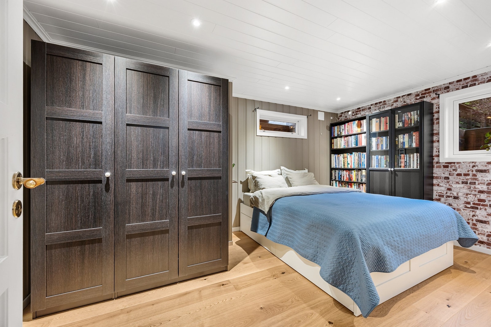 Rom som i dag blir brukt som soverom er av god størrelse i boligens underetasje Galleribilde