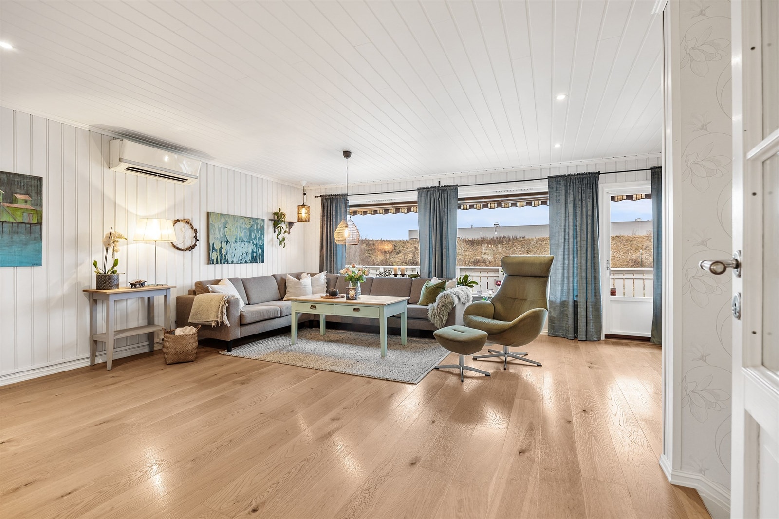 Boligens hovedstue har store vindusflater som slipper inn rikelig med naturlig lys Galleribilde