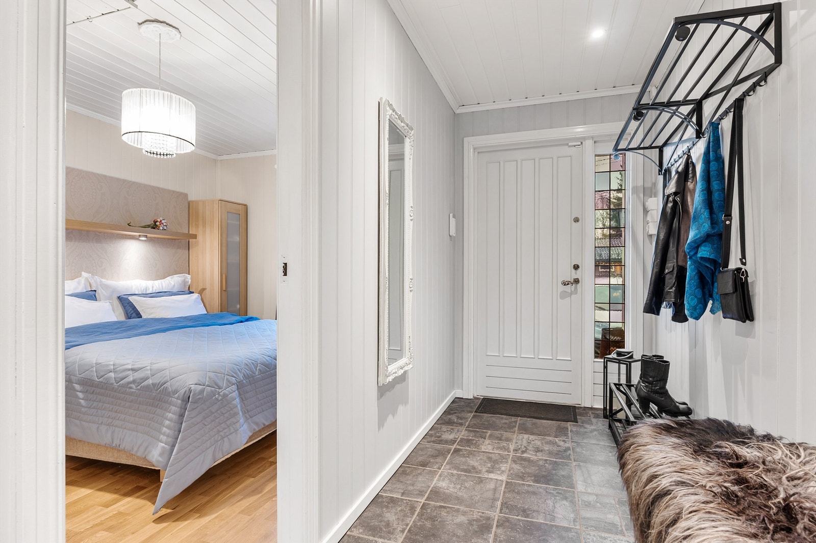 Boligen har sentralstøvsuger med uttak i begge etasjer Galleribilde