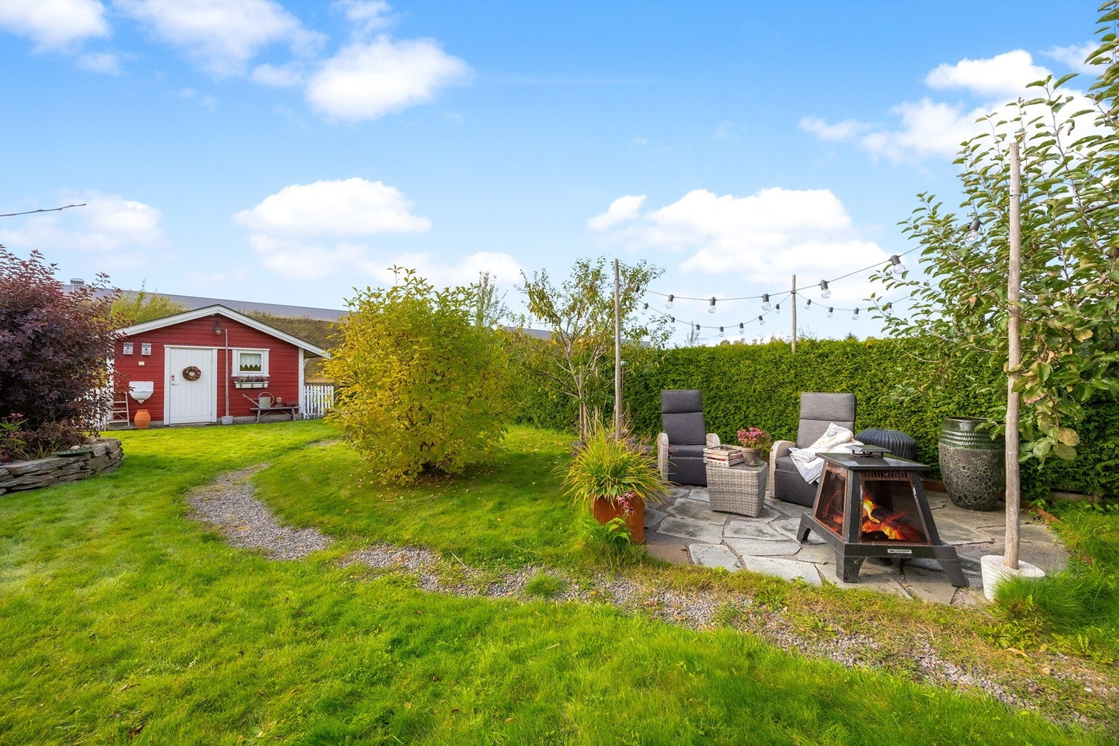 Eiendommen byr på en pent opparbeidet hage Galleribilde