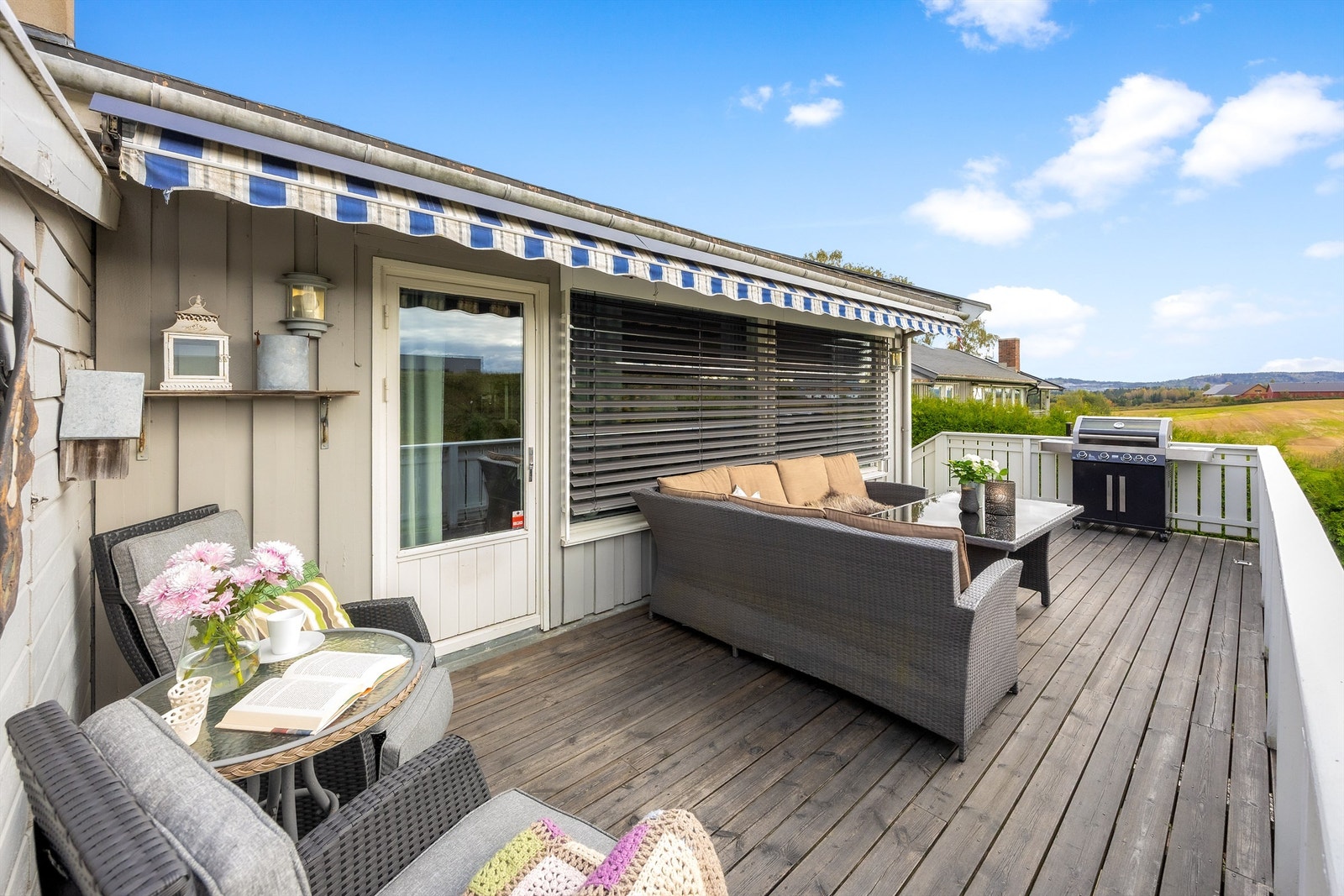 Balkongen direkte ut fra stua er av god størrelse og har gode solforhold Galleribilde