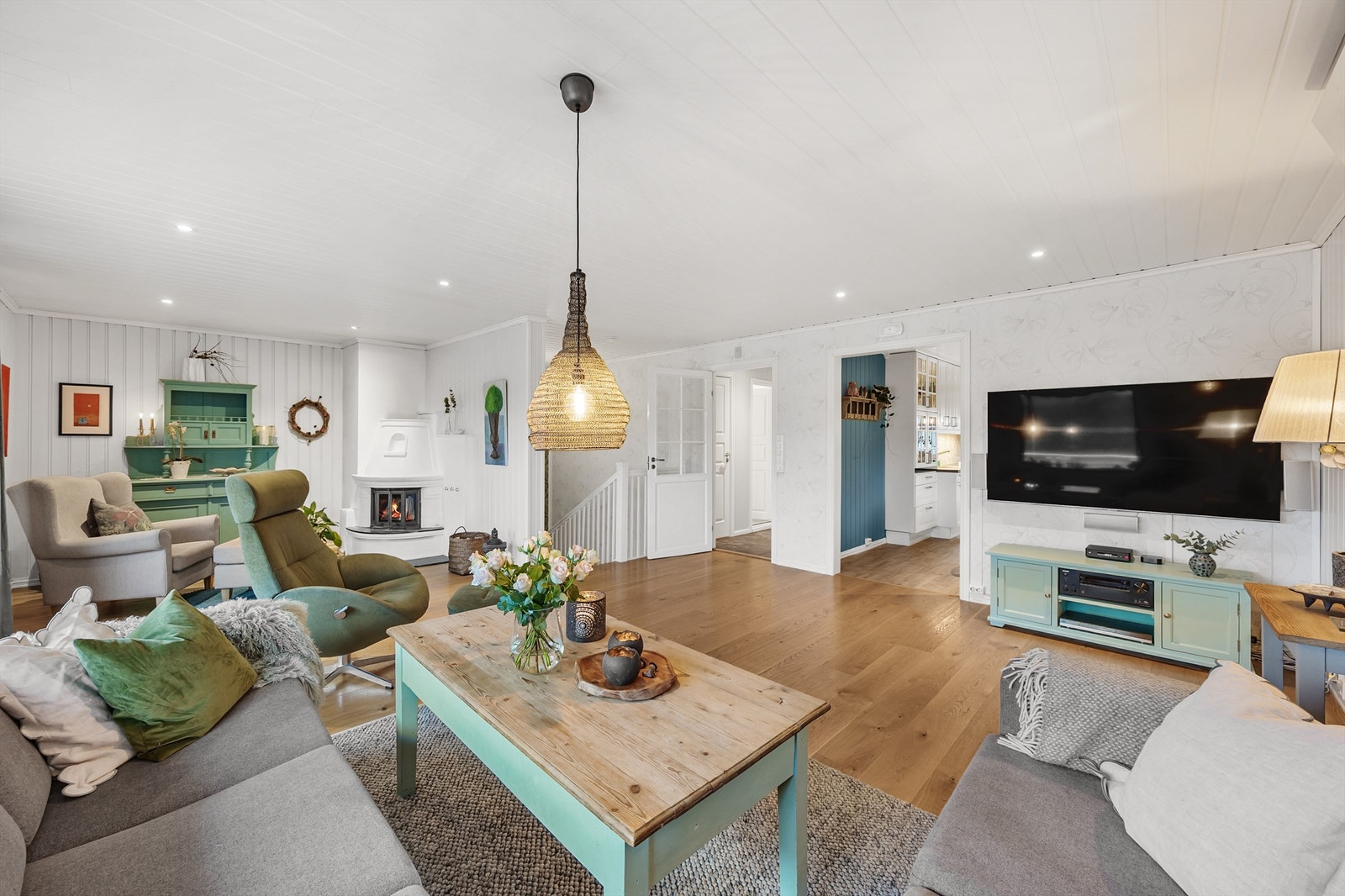 Lys og luftig atmosfære i hovedetasjen Galleribilde