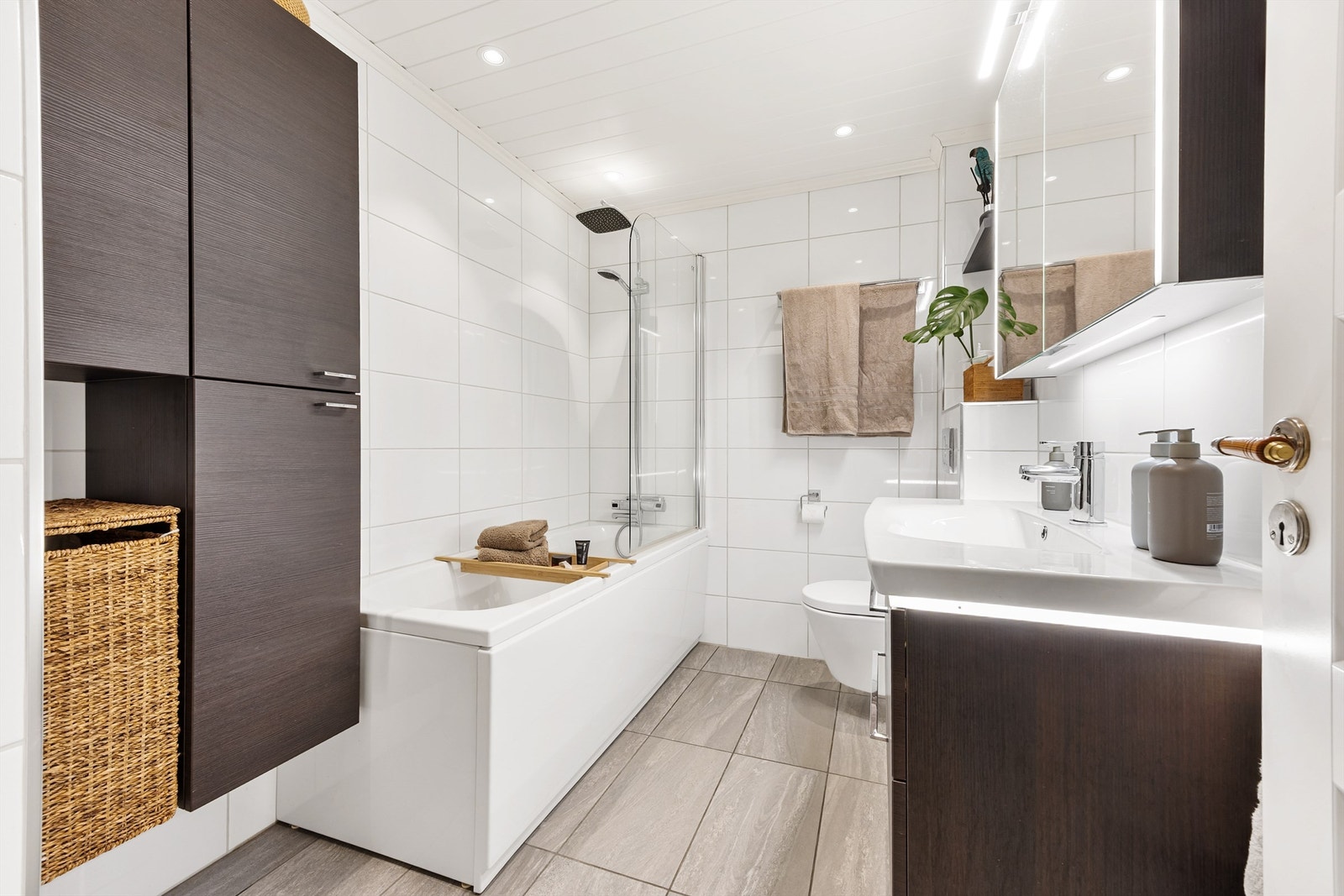 Badet i 1. etasje er totalrenovert i 2015 med flislagte gulv og vegger, og dusj/badekar Galleribilde