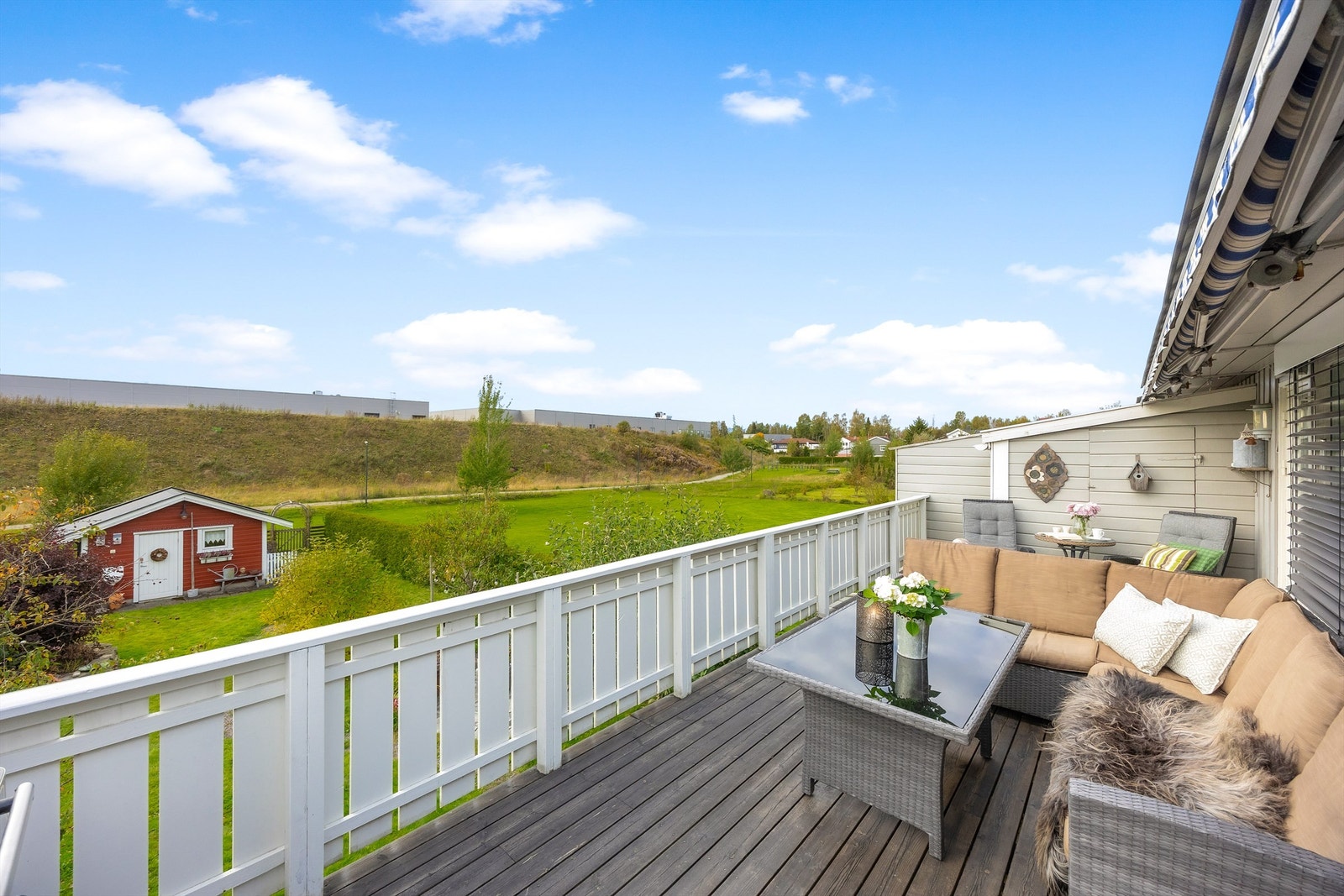 Balkongen har flott utsikt over grønne omgivelser og den velstelte hagen Galleribilde