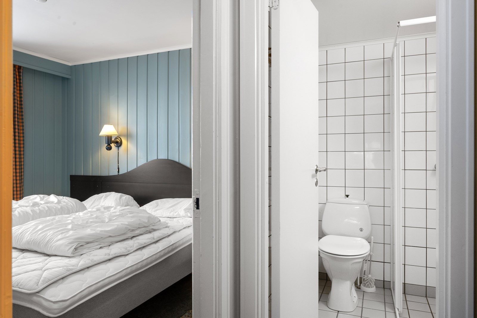 Badet er plassert ved siden av hovedsoverommet. Galleribilde