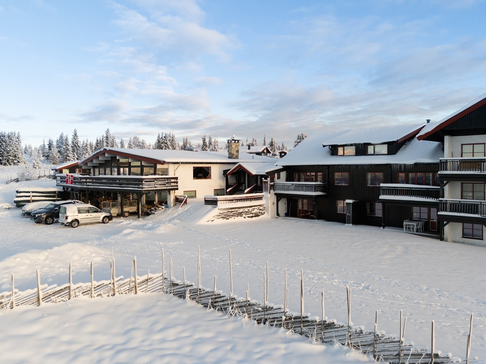 Det er gode parkeringsmuligheter rett på utsiden av bygget. Galleribilde