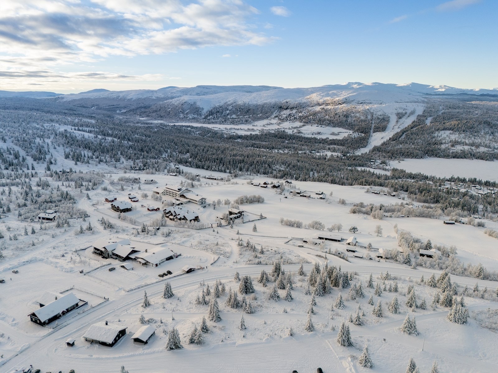 Området er kjent for tidlig skisesong, og har kort vei til et omfattende løypenett og alpinbakke. Galleribilde