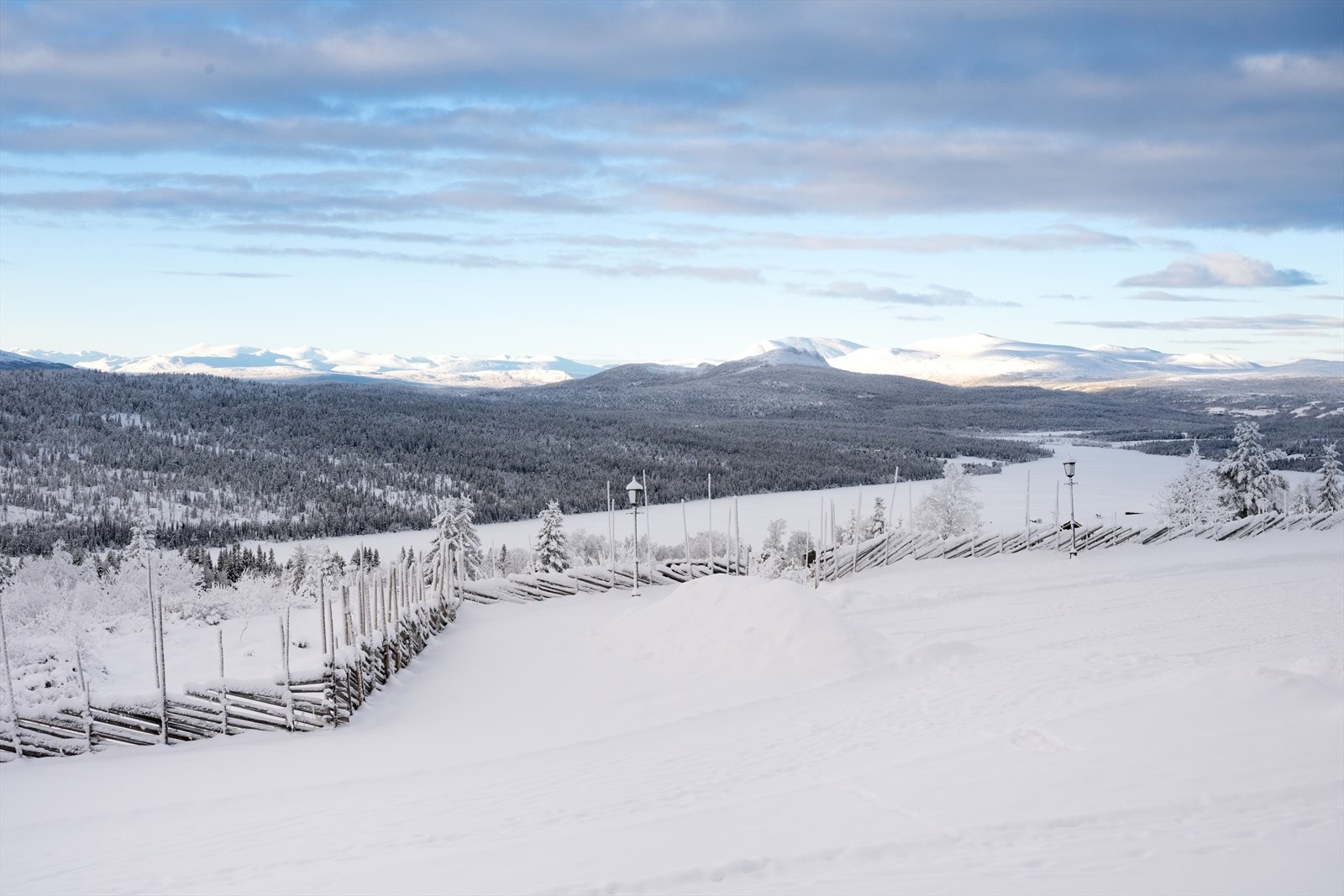 Flott utsikt innover mot Jotunheimen, Heidalsmuen og Saukampen. Galleribilde