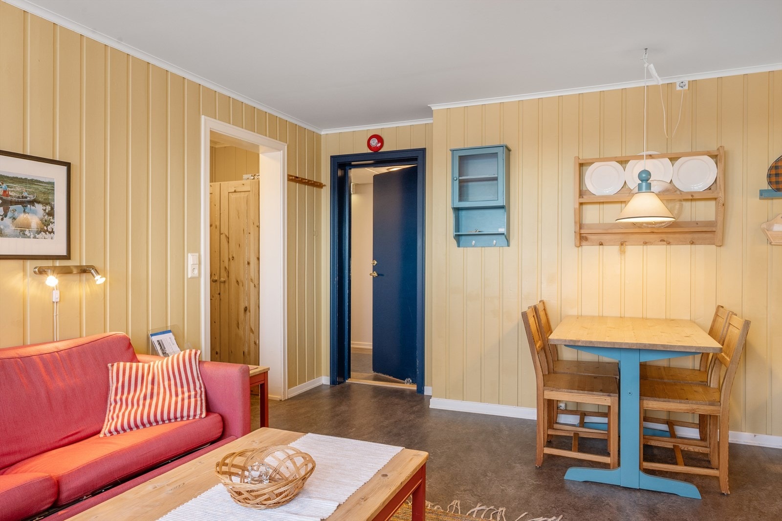 Garderobeskap i gangen utenfor hovedsoverom og bad gir ekstra oppbevaringsplass. Galleribilde