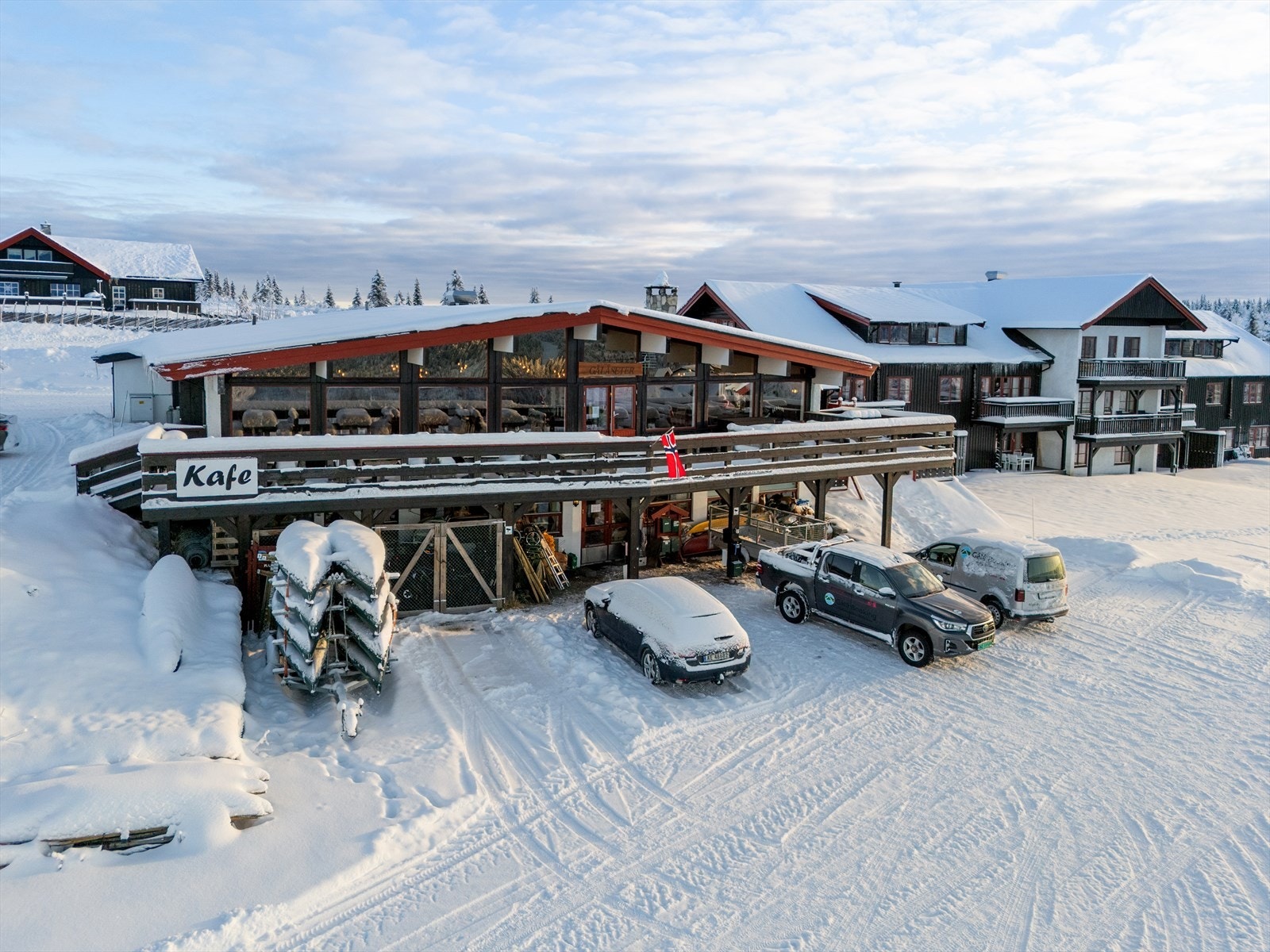 Rett ved siden av finner du Røsslyngstua Kafé, som tilbyr både matservering og skjenkebevilling - et hyggelig tilbud i nærområdet. Galleribilde