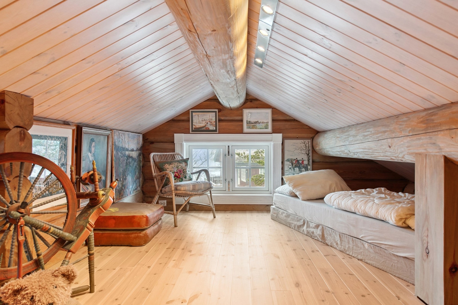 En trapp fra stuen leder opp til en romslig hems med gulv av heltre. Galleribilde