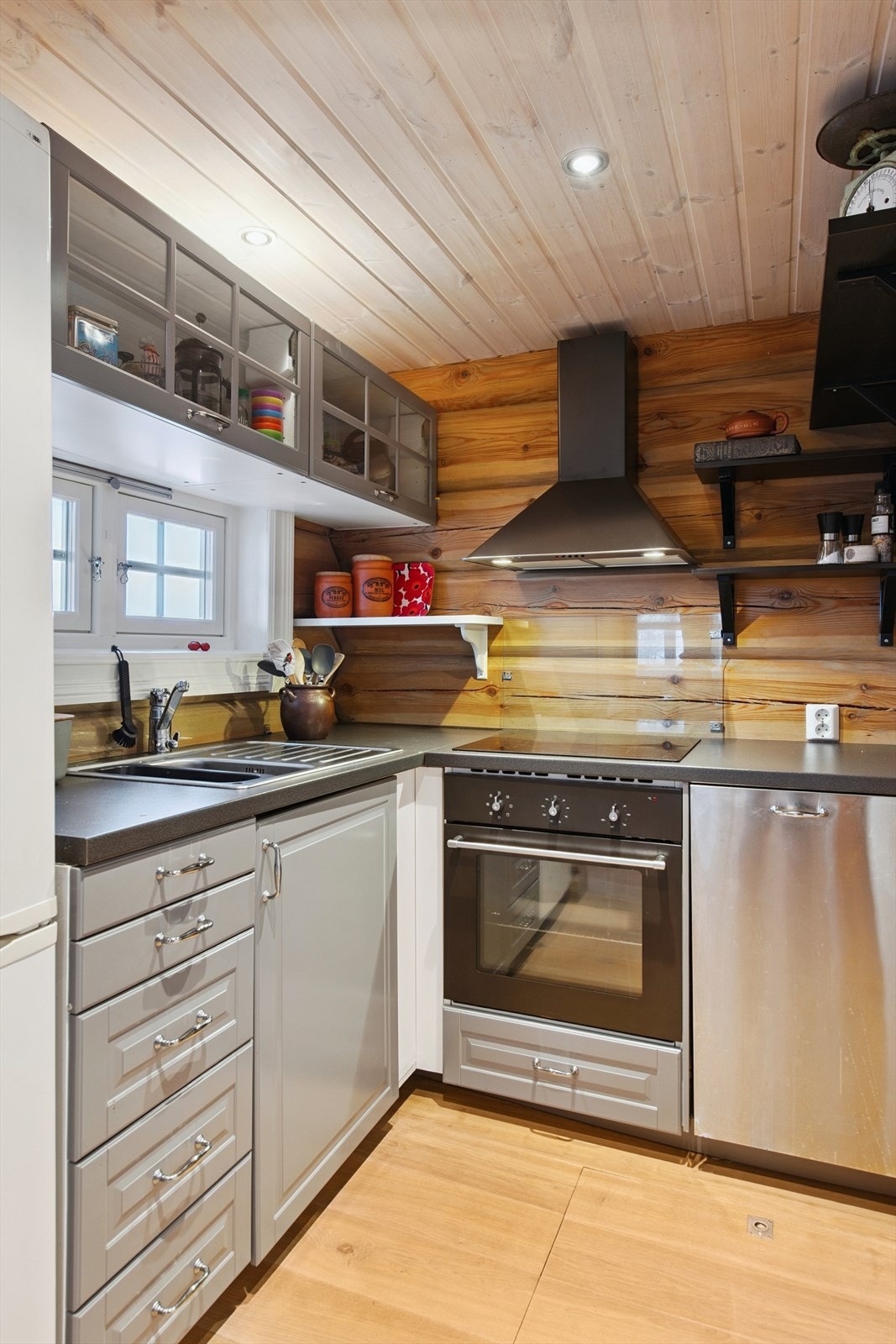 Kjøkkenet har innredning fra Ikea med lyse profilerte fronter. Galleribilde