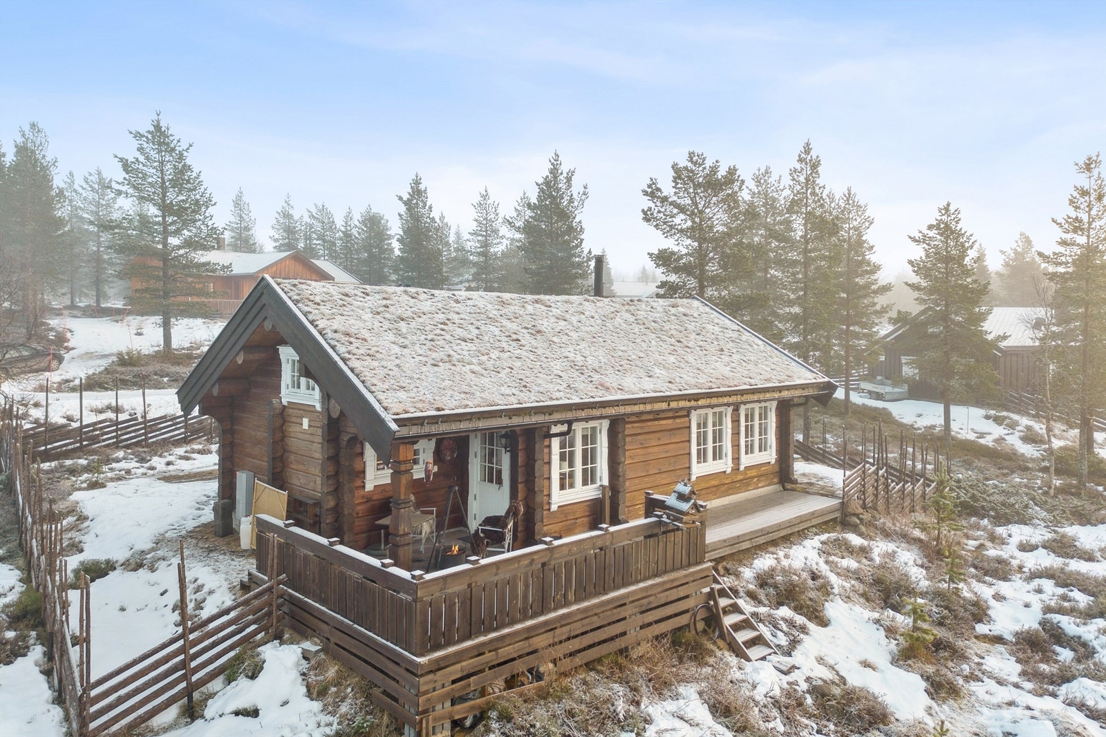 Hytta har en koselig terrasse som er delvis overbygget. Galleribilde