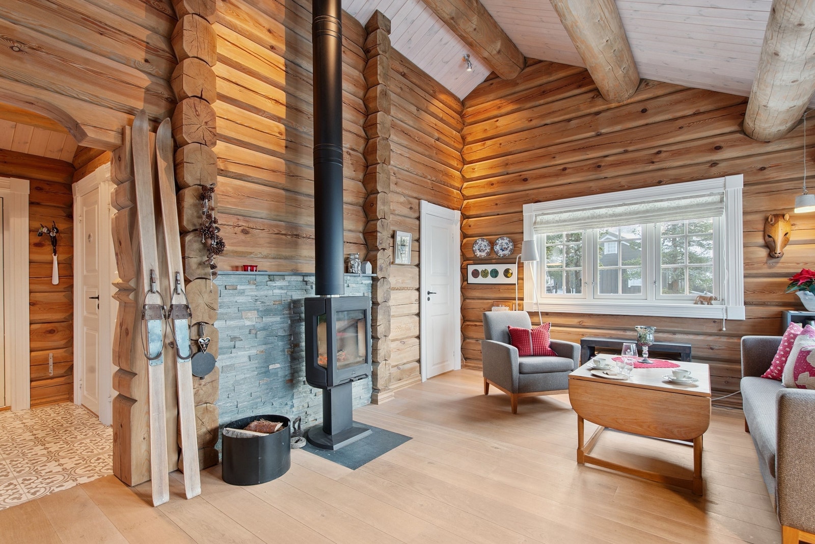 Rommet har god plass til en sofakrok for avslapning etter en dag i fjellet. Galleribilde