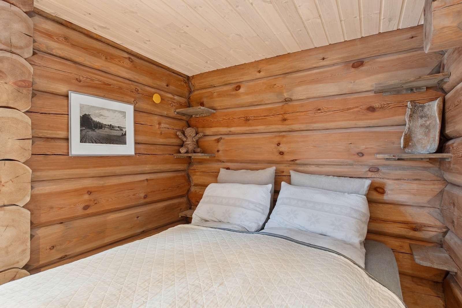 Soverom 2: Også dette soverommet har plass til dobbeltseng og har lune tømmervegger. Galleribilde