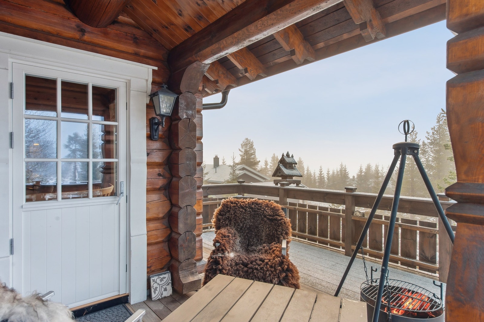 Den romslige terrassen har god plass til en sittegruppe og bålpanne. Galleribilde