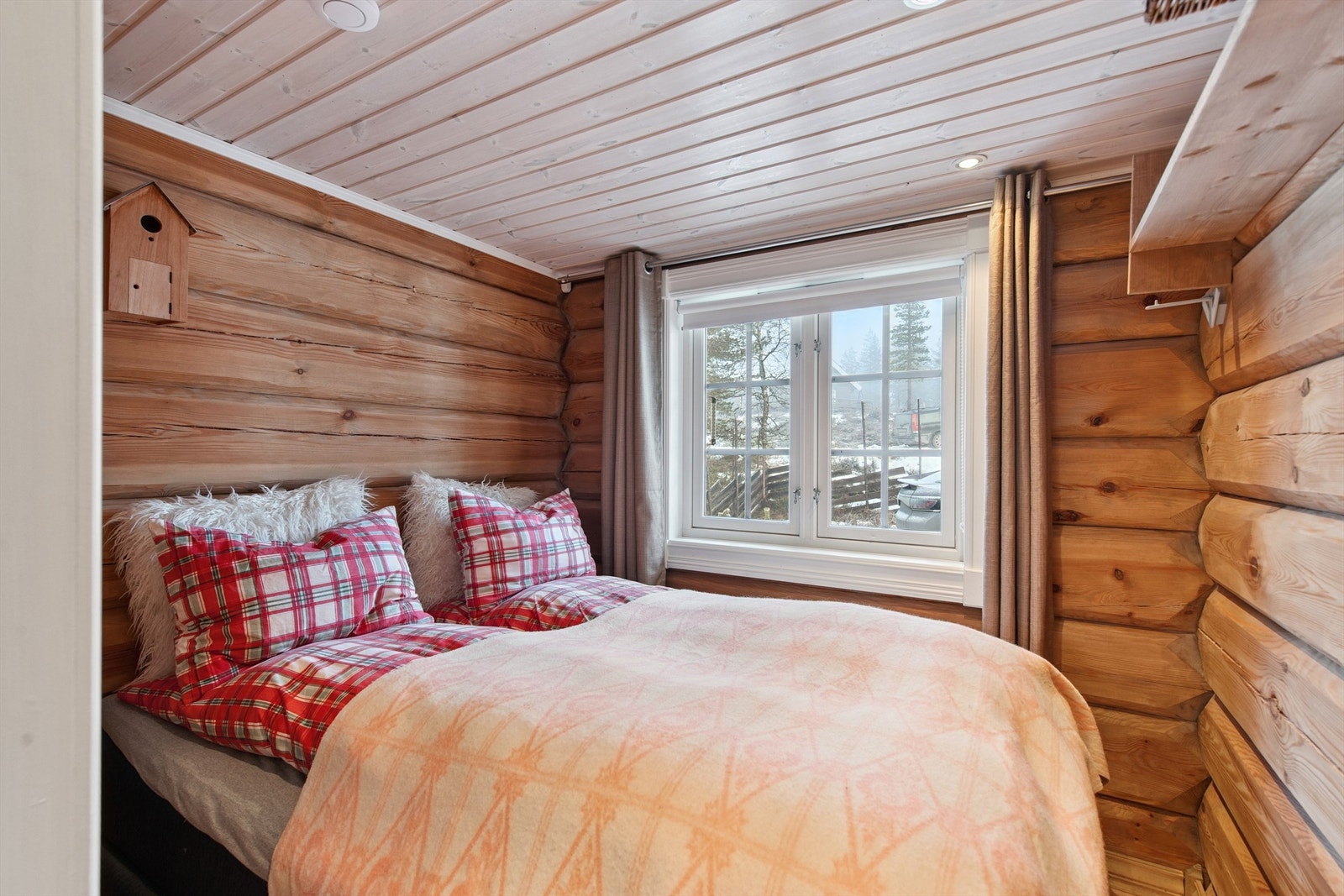 Soverom 1: Dette soverommet har plass til dobbeltseng og er holdt i samme stil som resten av hytta. Galleribilde