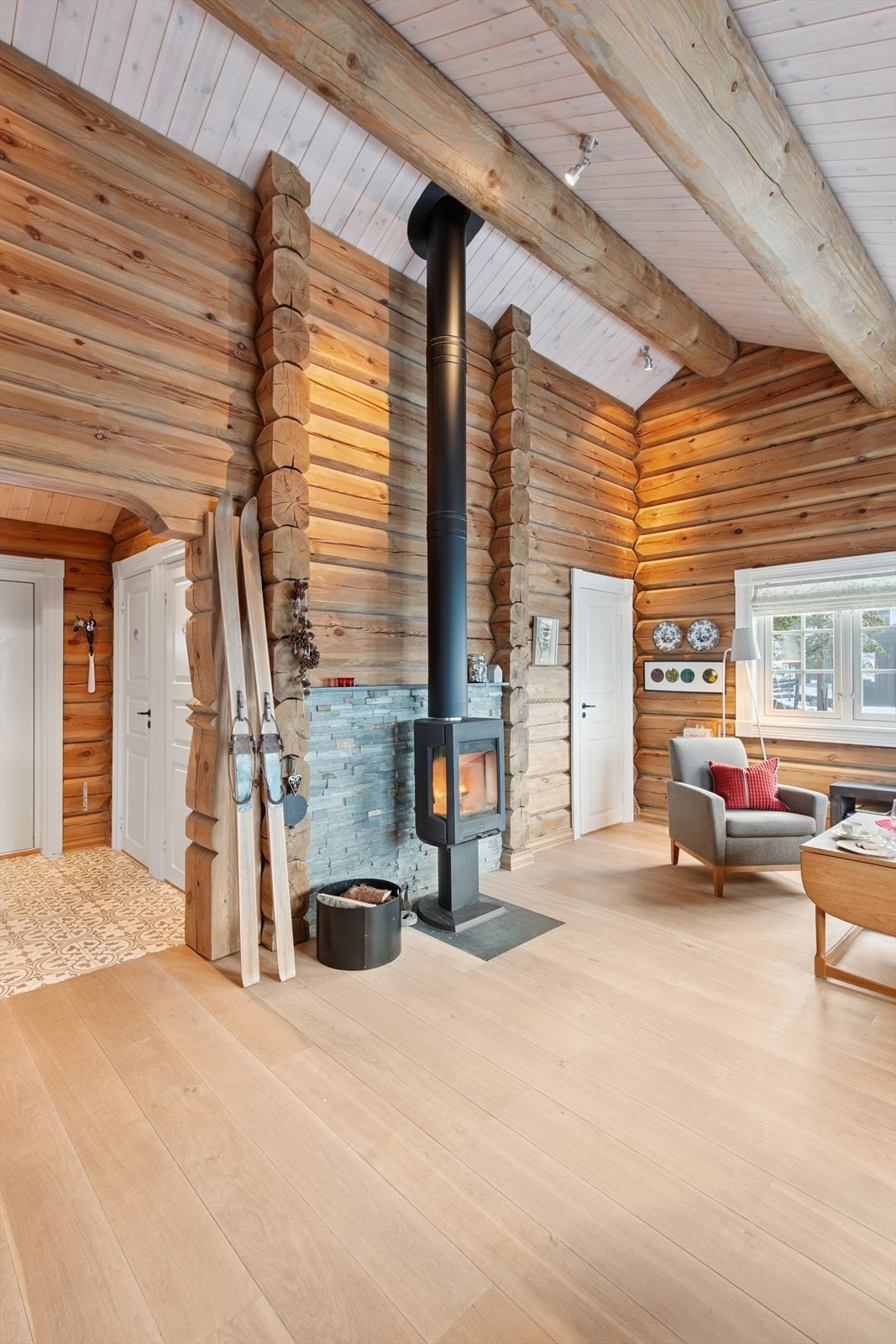 En sentralt plassert Jøtul vedovn på skiferplate sørger for varme og hygge. Galleribilde