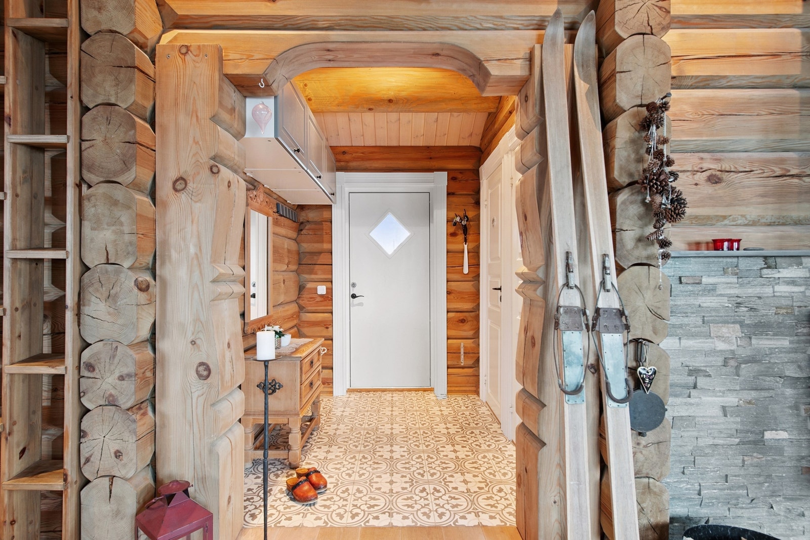 Fra gangen er det adkomst til bad og toalettrom, og videre inn til hyttas sosiale sone. Galleribilde