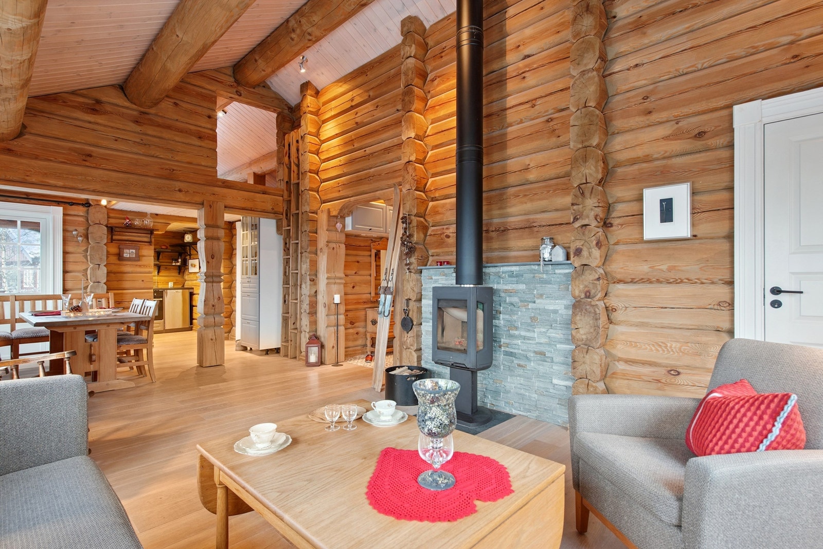 Den koselige åpne stue- og kjøkkenløsningen er hyttas naturlige samlingspunkt Galleribilde