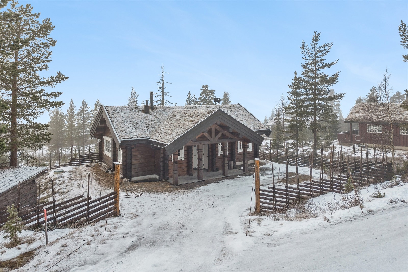 Eiendommen har en utvendig bod på 2 m² i tilknytning til inngangspartiet. Det er plassert en gapahuk på tomten. Galleribilde