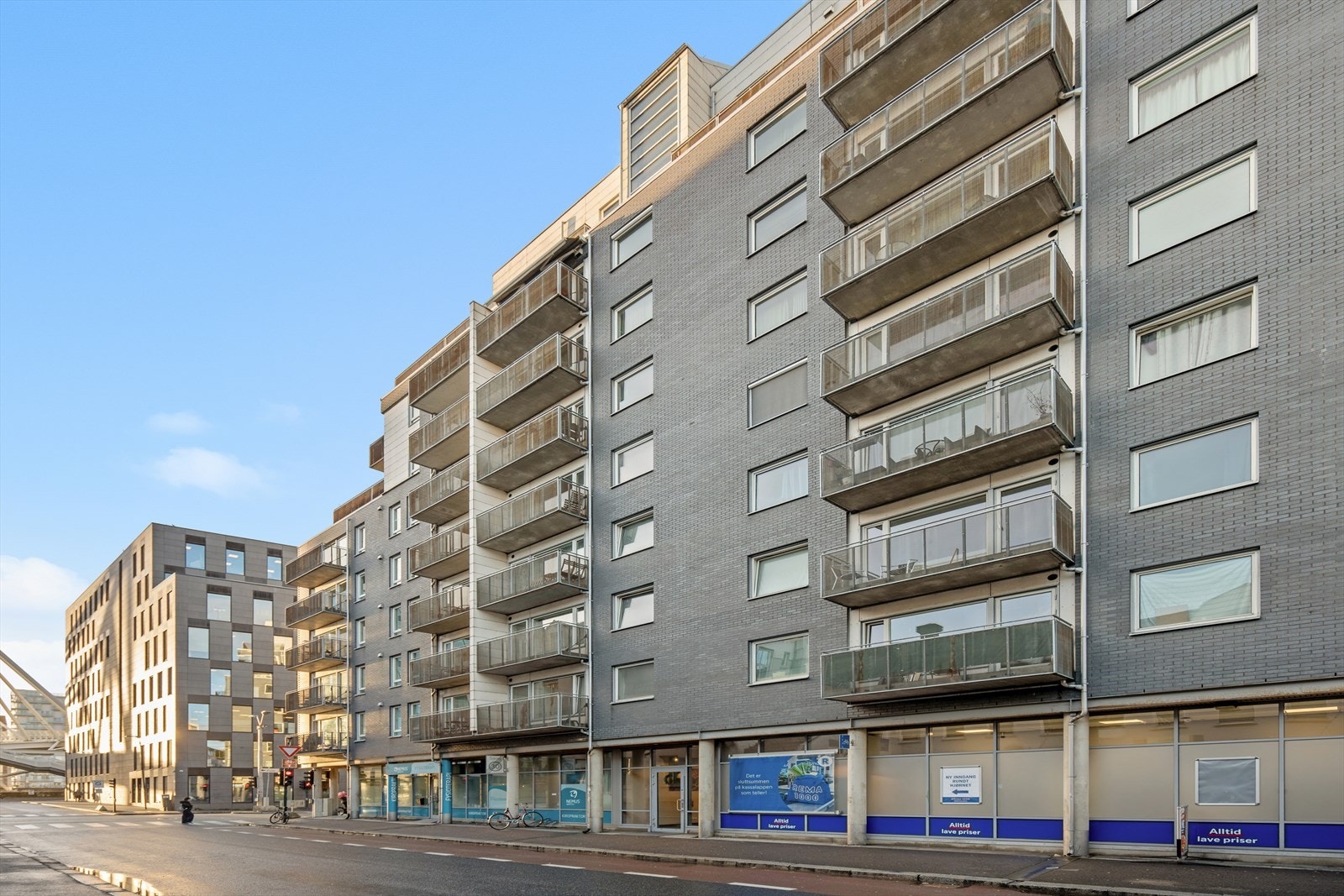 Fasaden. Her er det matbutikk i underetasjen. Galleribilde