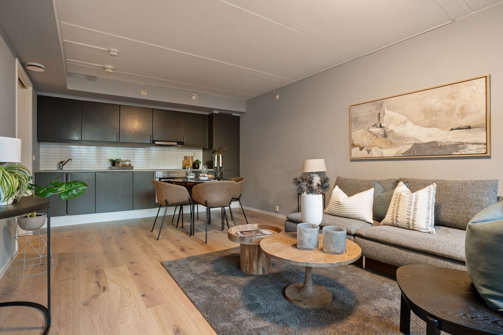 Det er nylig lagt en fresh 1-stavs eikeparkett i hele leiligheten. Galleribilde