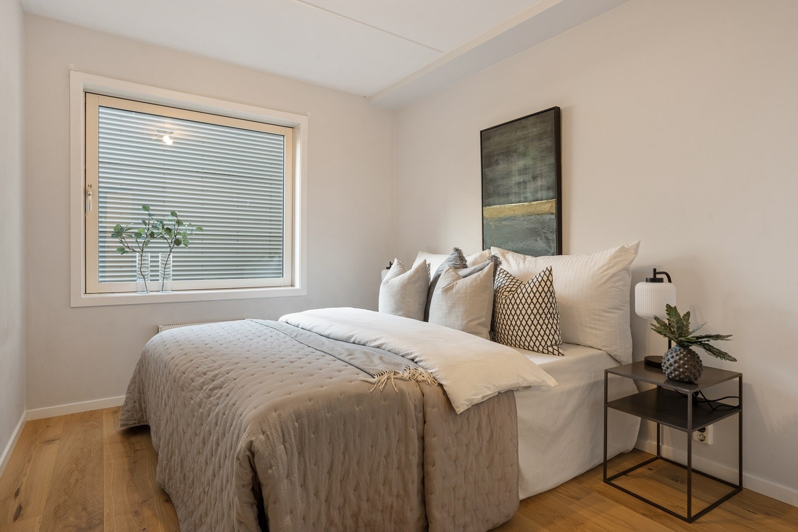 Hovedsoverommet er innredet med et praktisk garderobeskap og har god plass til dobbeltseng, samt tilhørende møblement. Galleribilde