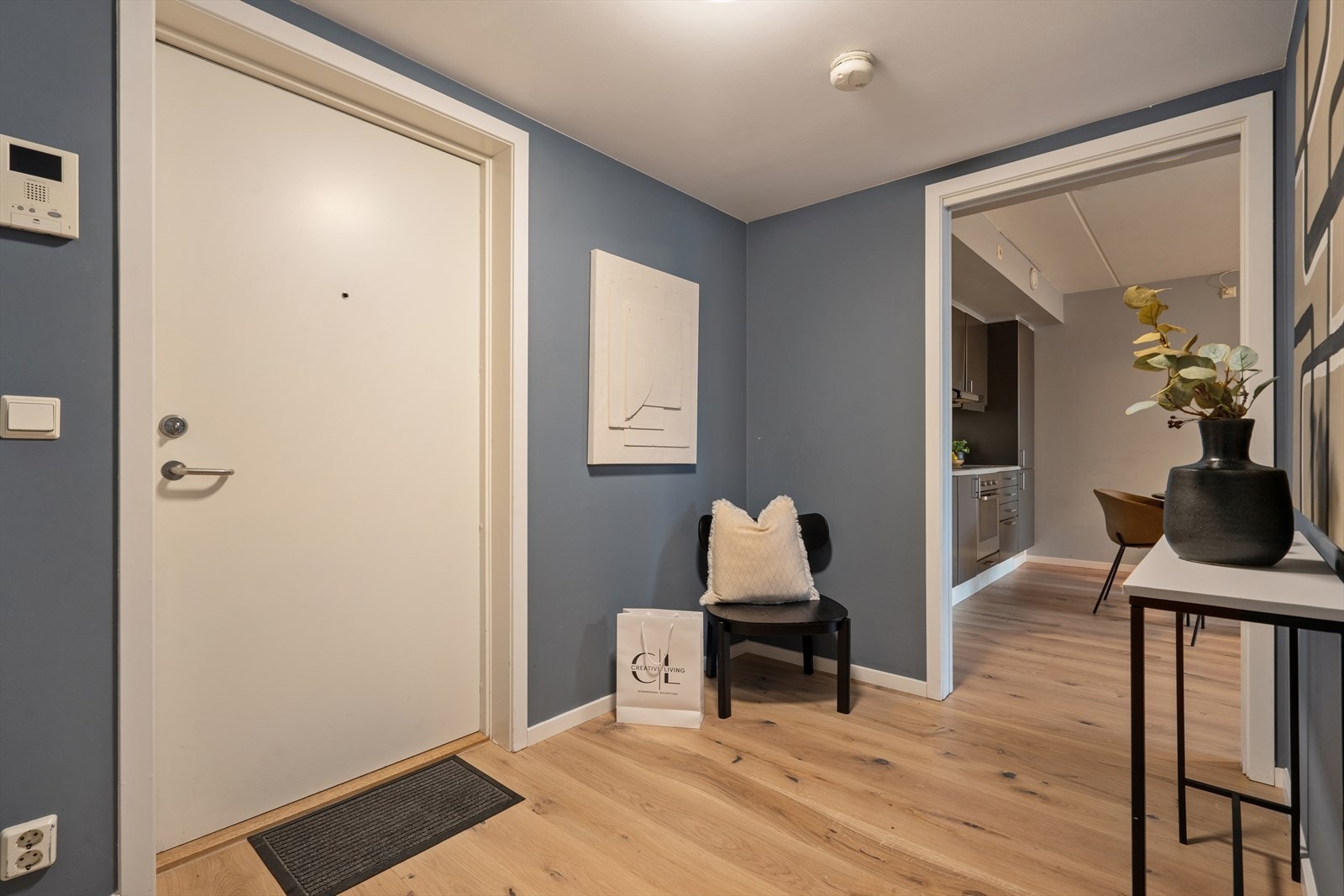 Det første som møter deg er en lys og romslig entré med god plass til å henge fra seg yttertøy og sette fra seg sko. Her har man også plass til en garderobleløsning. Galleribilde