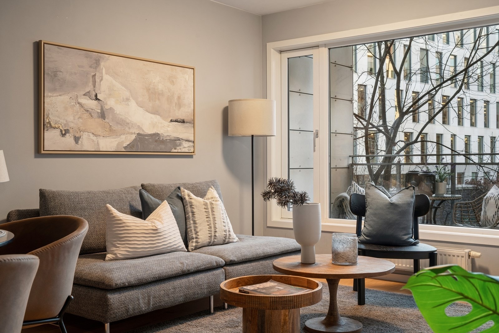 Boligen har en åpen stue/kjøkken løsning, samt store vindusflater som gir en god romfølelse. Galleribilde