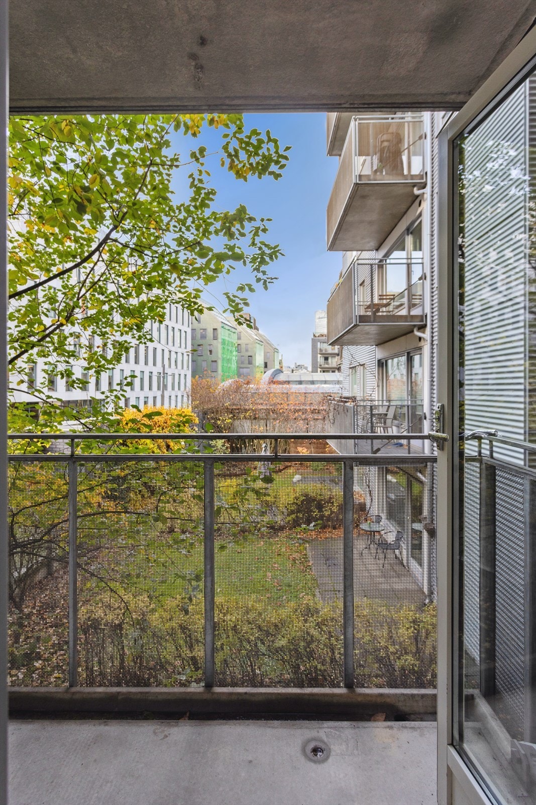 Fra stuen er det direkte utgang til den vestvendt balkongen på 5 kvm. Galleribilde