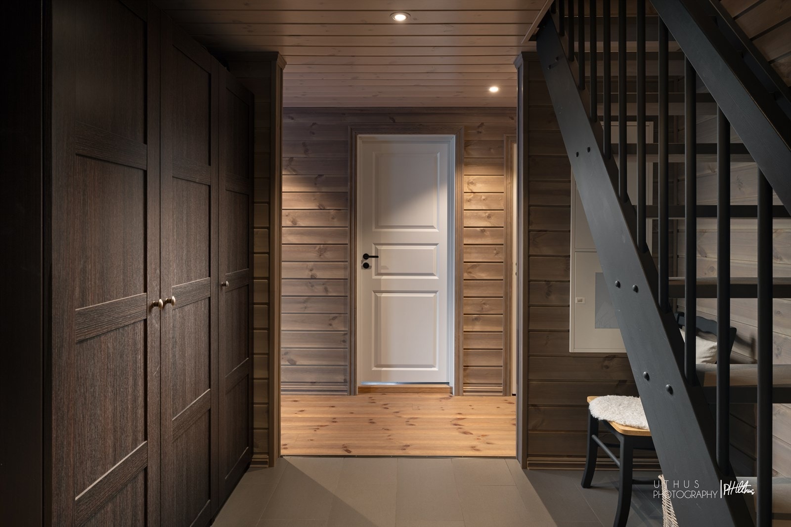 Rikelig med oppbevaringsplass i stor garderobeløsning Galleribilde