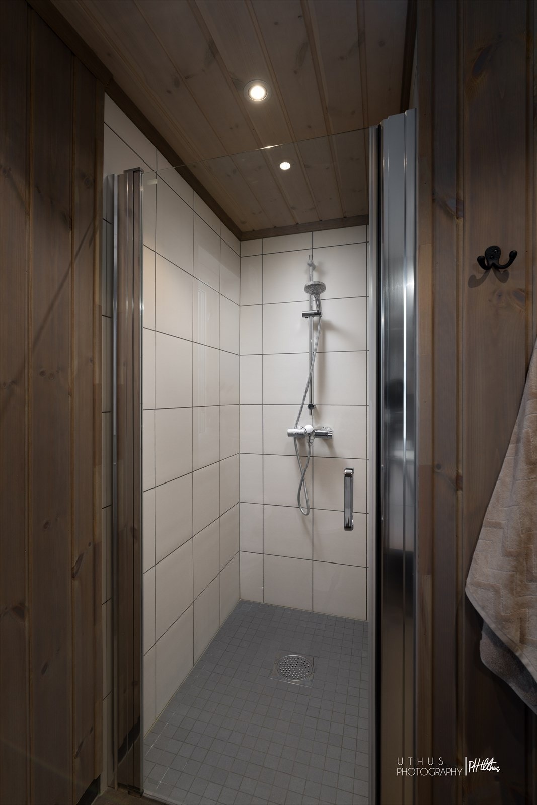 Herlig dusjhjørne med dusjvegg Galleribilde