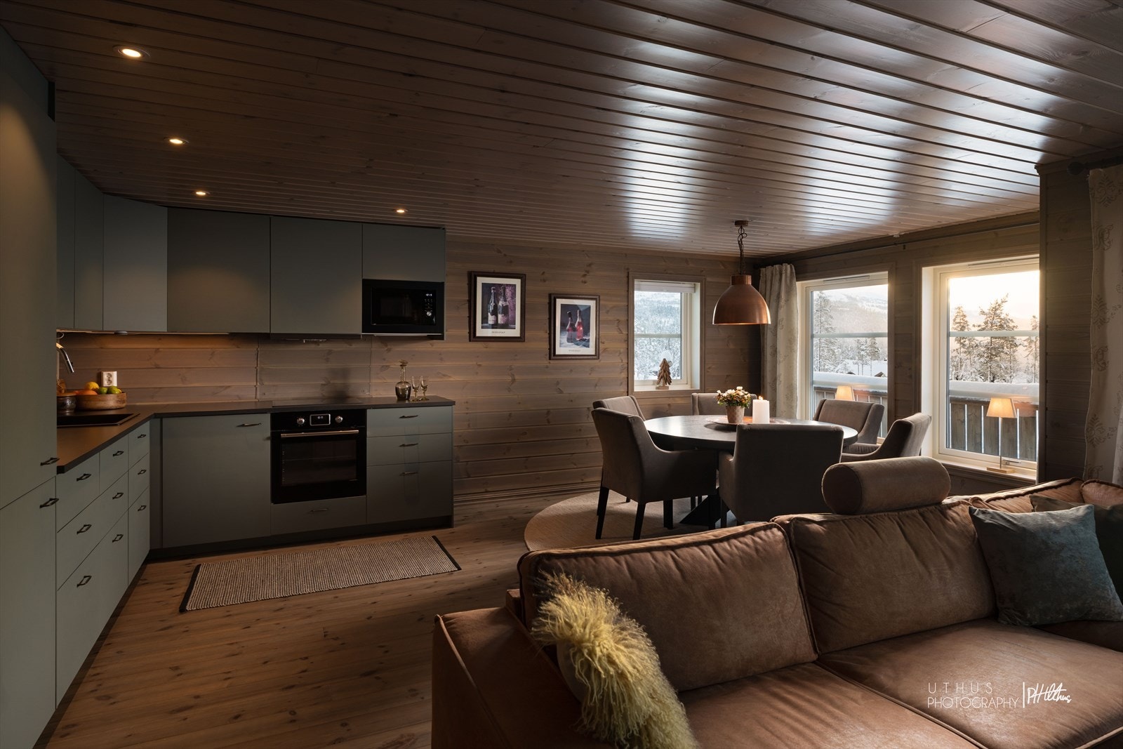 Åpen planløsning mellom stue og kjøkken skaper en sosial sfære Galleribilde