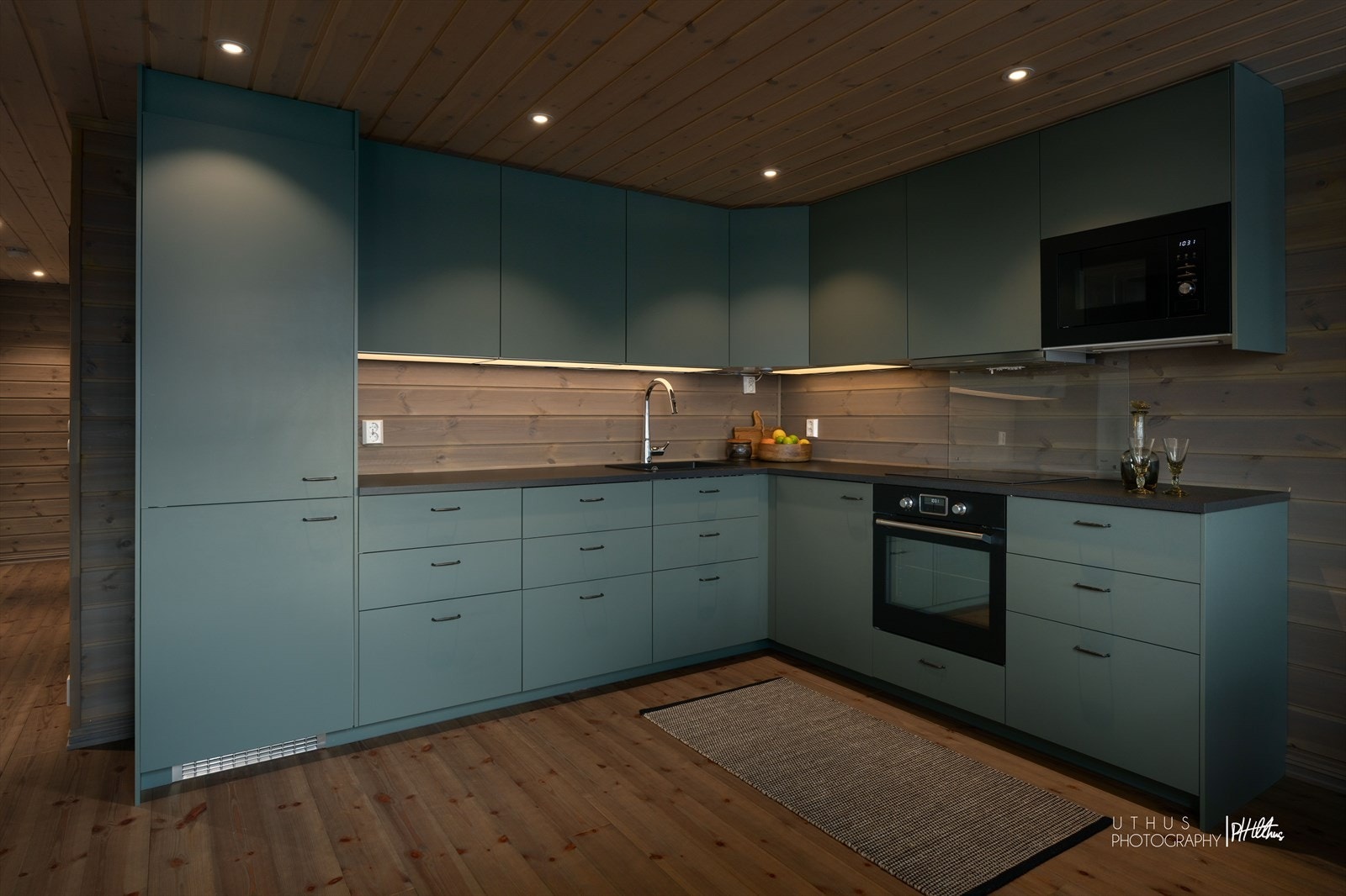 Lekkert kjøkken innredet med glatte fronter og integrert kjøl/fryseskap, oppvaskmaskin, platetopp, stekeovn og micro. Kjøkkenventilator med avtrekk ut. Vannstoppsystem og komfyrvakt. Galleribilde