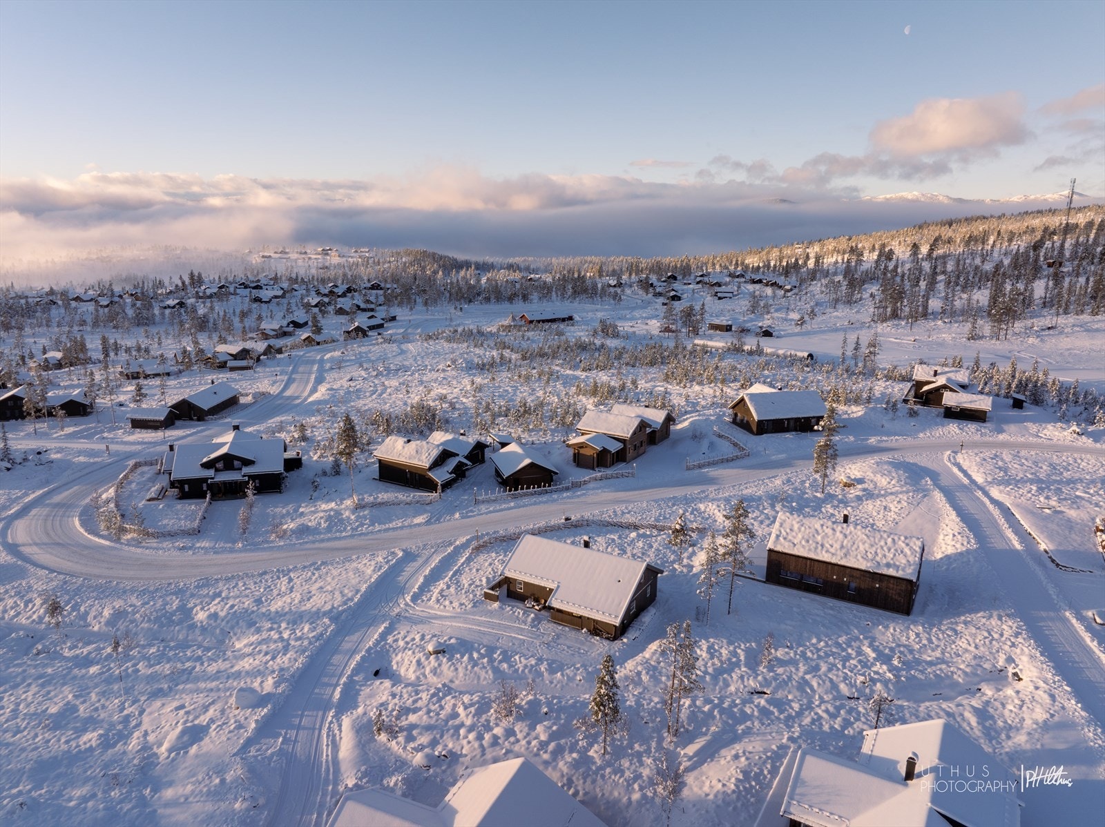 Hytta har ca 5 biloppstillingsplasser på tomten Galleribilde