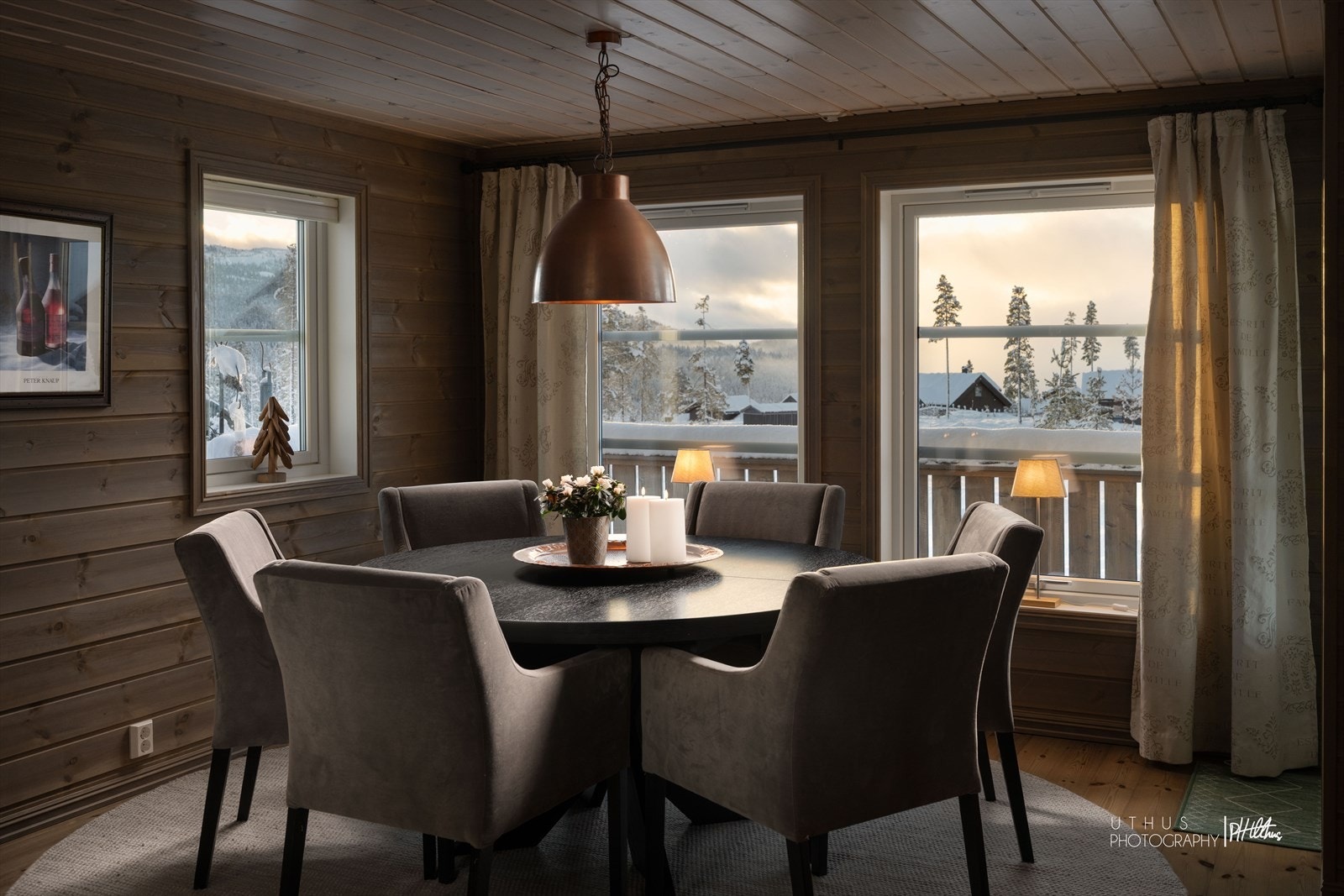 Spisestue med god plass til stort bord med flere sitteplasser og herlig utsikt Galleribilde