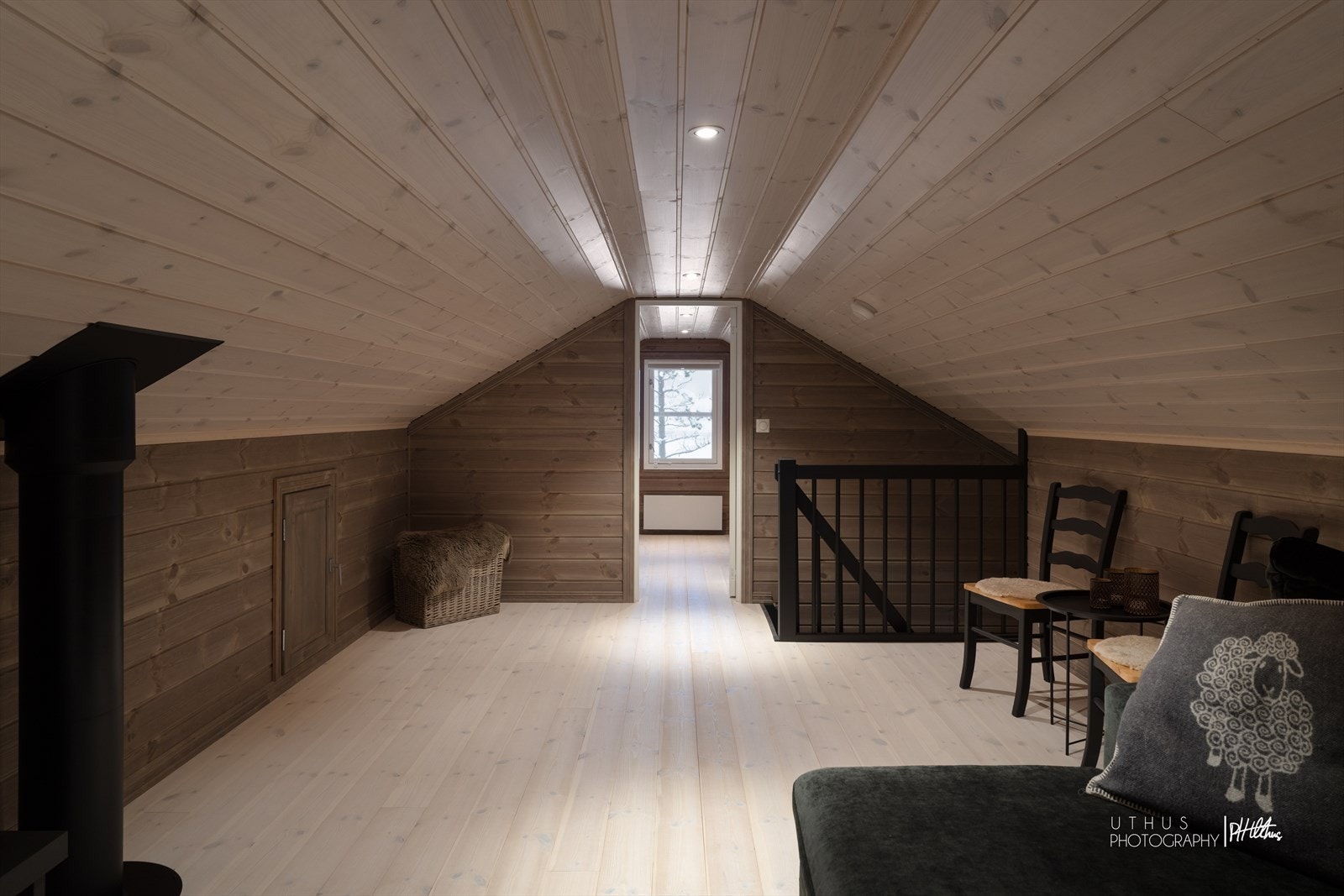 Hems med 3 hemsrom som er innredet som loftstue og 2 soverom Galleribilde