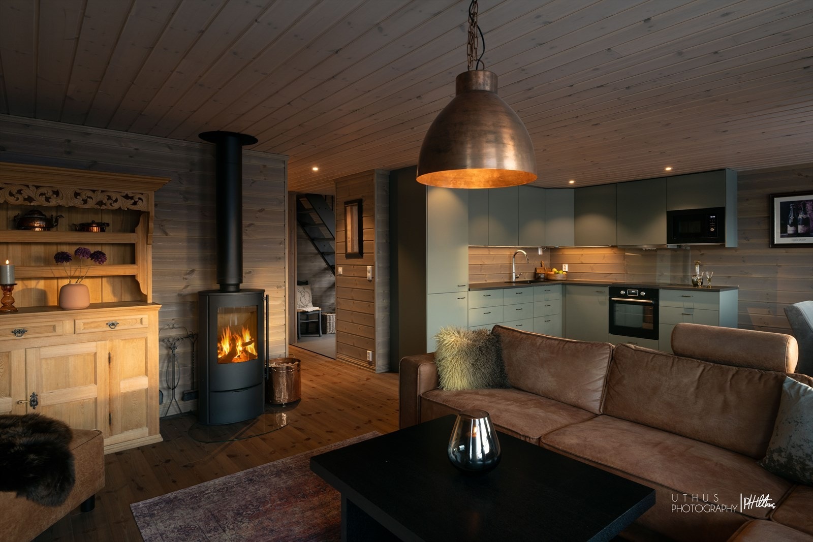 Hytta har et pent furugulv gjennomgående og for øvrig god standard Galleribilde