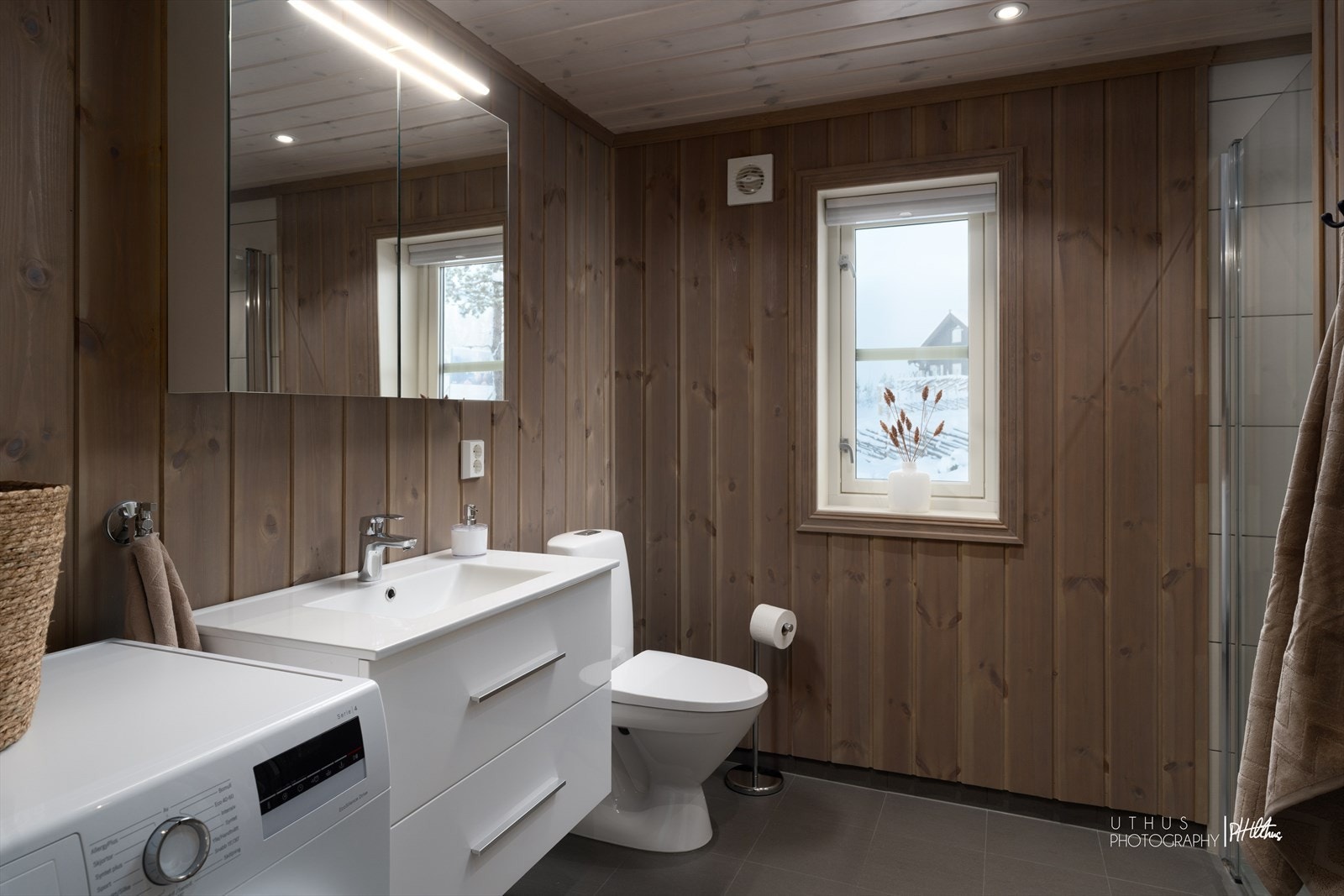 Romslig og pent hovedbaderom utstyrt med opplegg for vaskemaskin, servantskap og toalett. Elektrisk gulvvarme og avtrekksvifte. Galleribilde