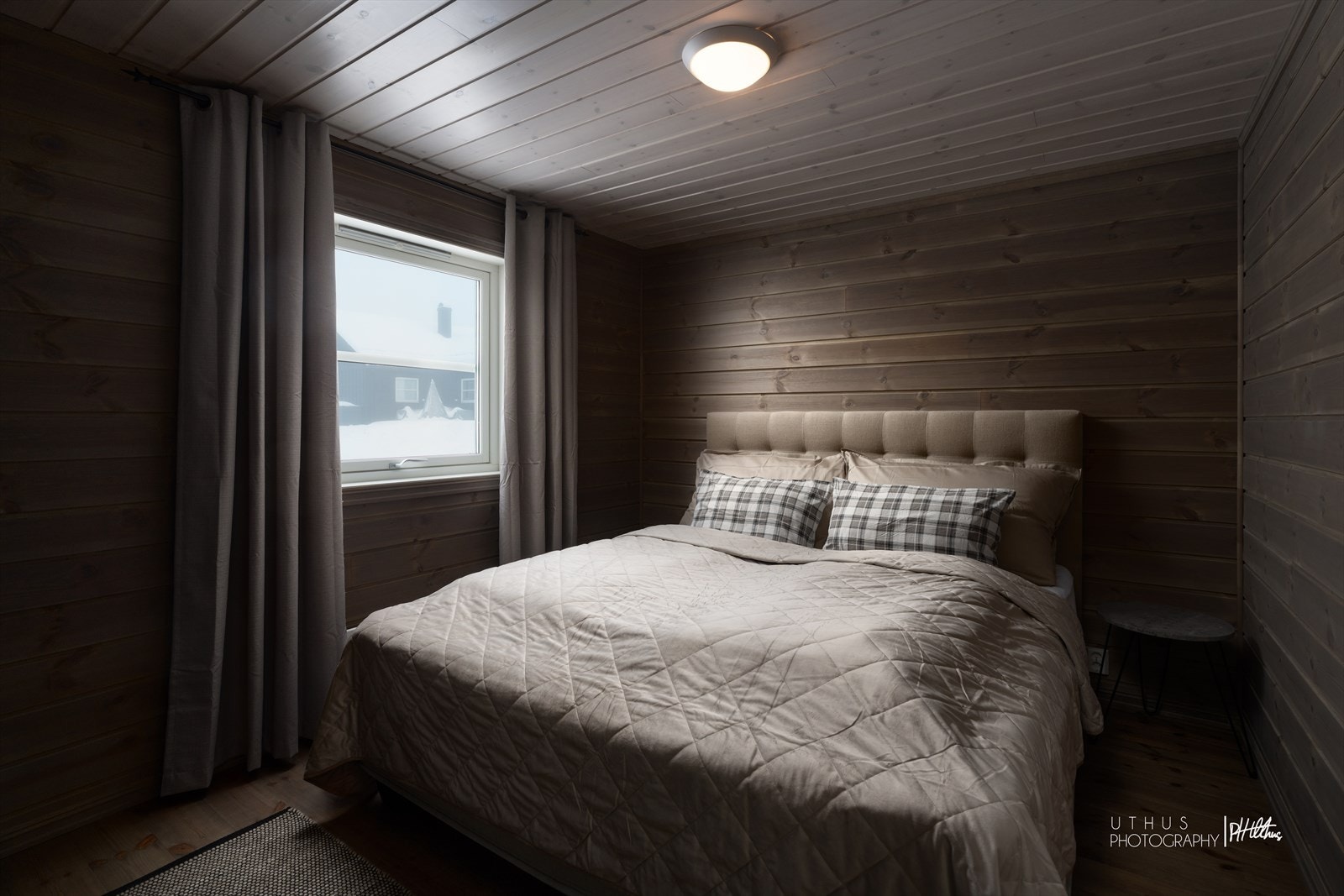 Lunt hovedsoverom med mørkbeisete vegger gir et avslappende inntrykk Galleribilde