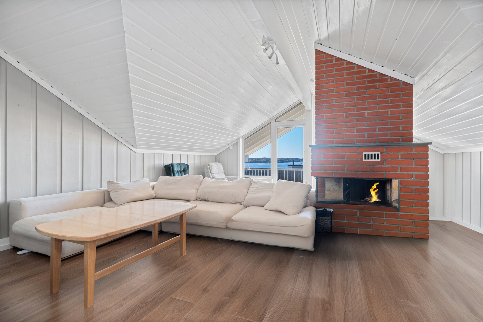 Loftstue med sofagruppe og murt peis. Galleribilde