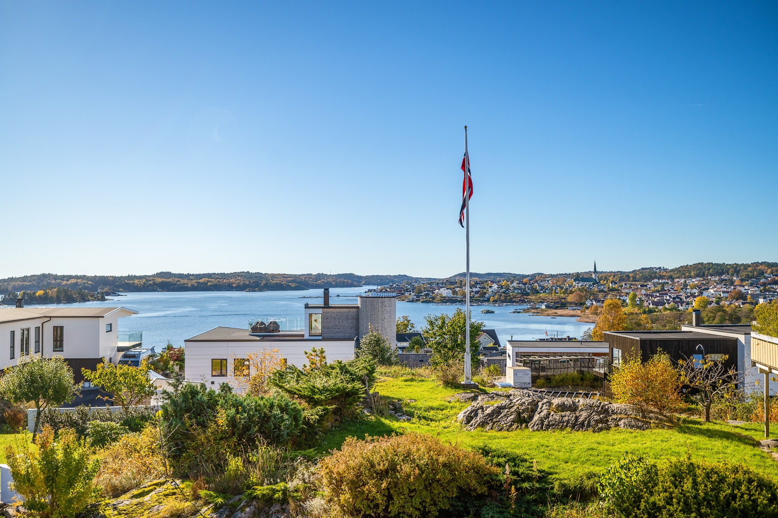 Utsikt fra eiendommen over fjorden og byen. Galleribilde