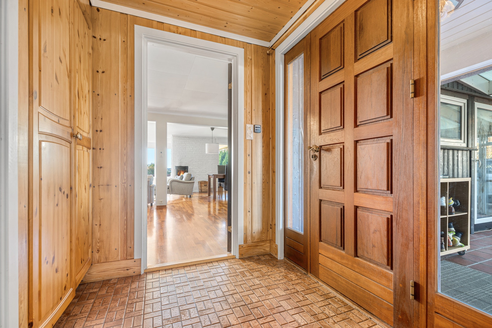 Entré med solid tredør, garderobeskap og adkomst til stue. Galleribilde