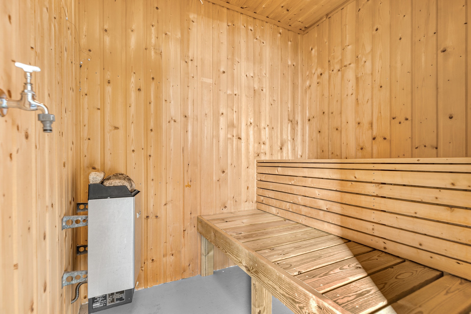 Badstue i tre med ovn og benker. Galleribilde