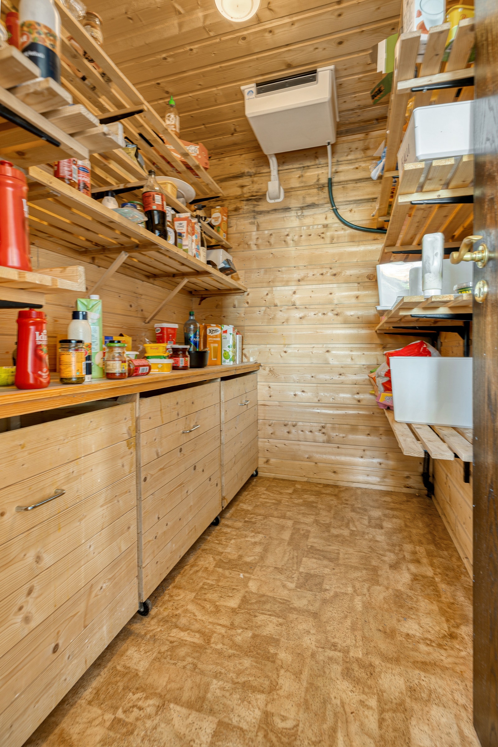 Matbod med hyller og plass til oppbevaring. Galleribilde