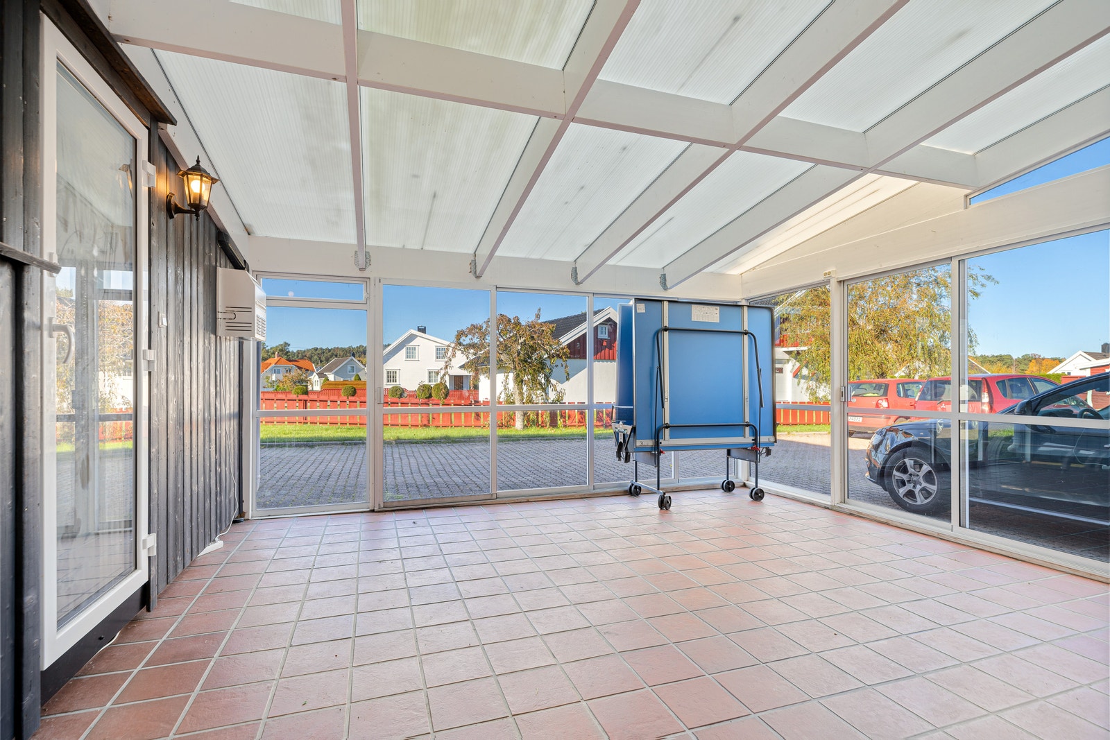 Innglasset veranda/garasje med fliser og pingpongbord. Galleribilde