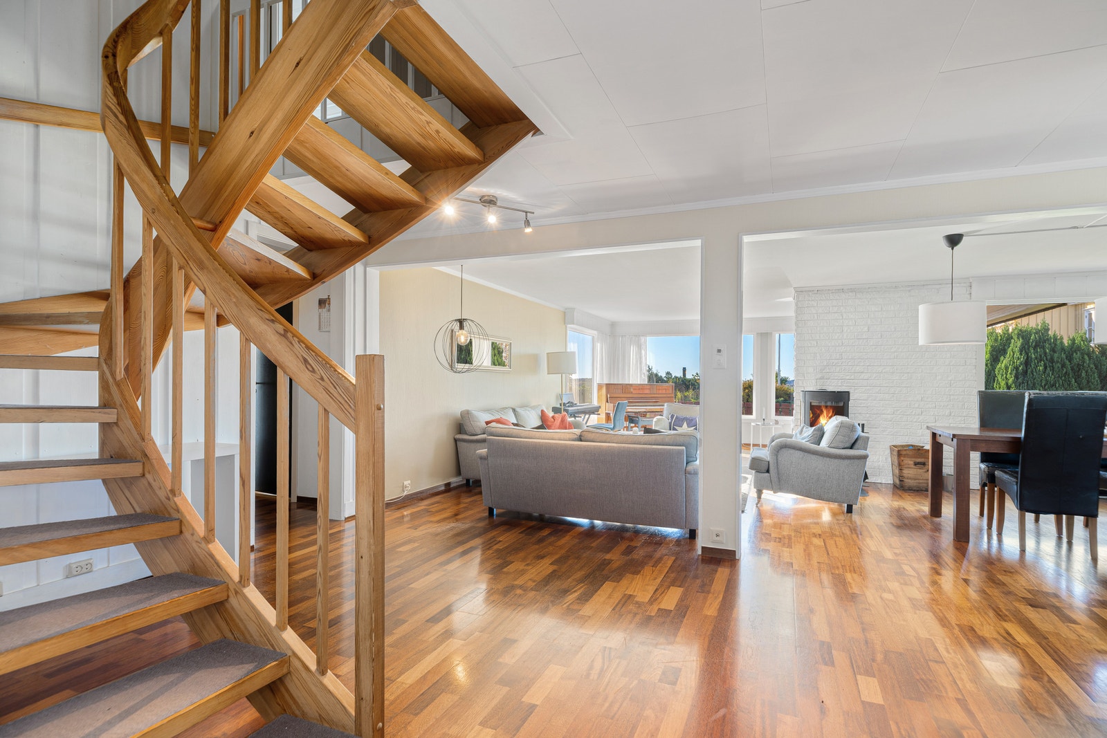 Tretrapp som leder til andre etasje, sett fra stuen. Galleribilde