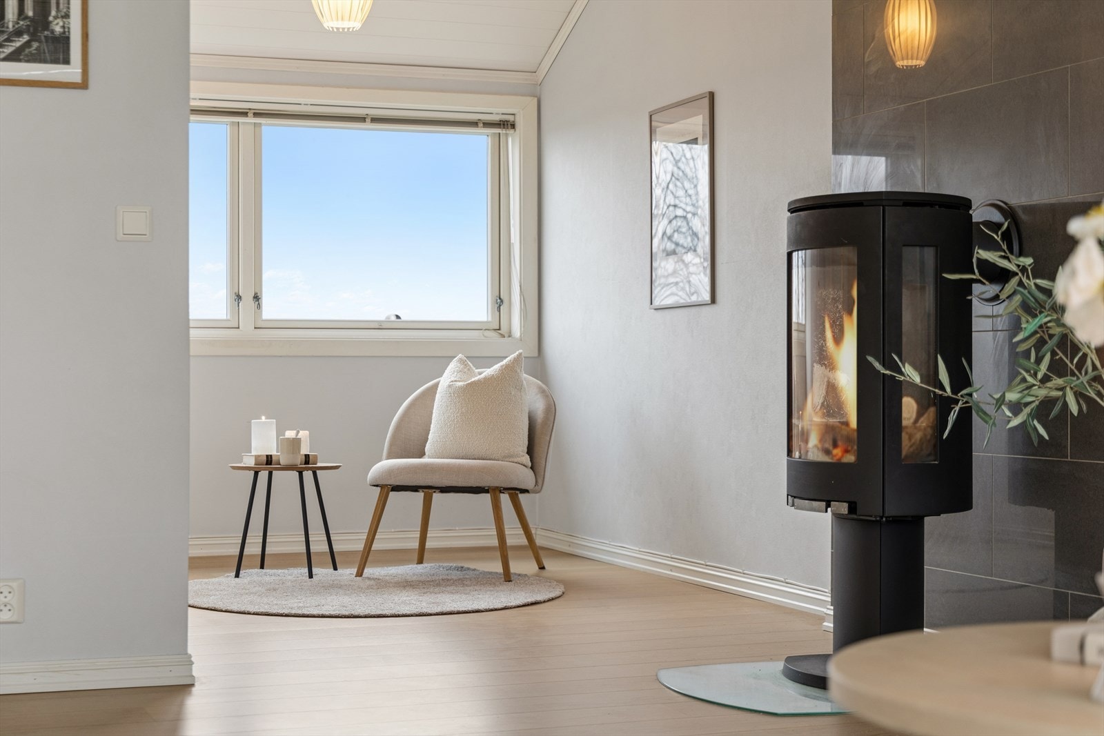 Den perfekte plassen for en god bok og varme fra vedovnen. Galleribilde