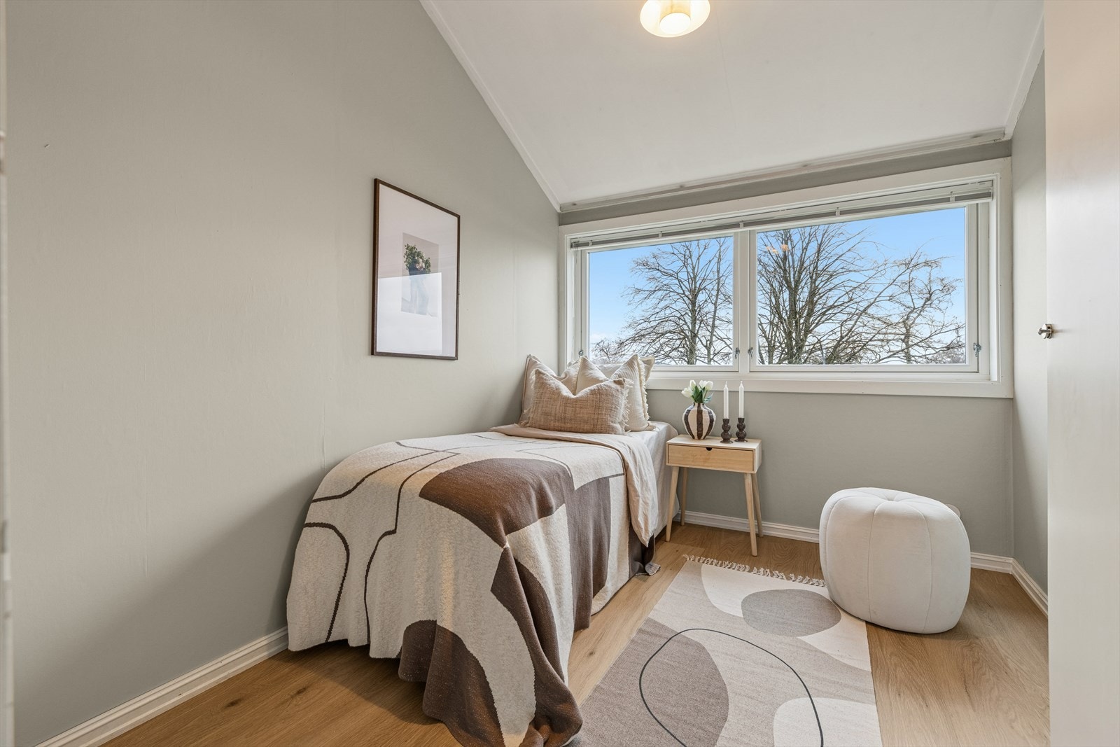 Lyst og pent soverom for ro og en god natts søvn. Galleribilde